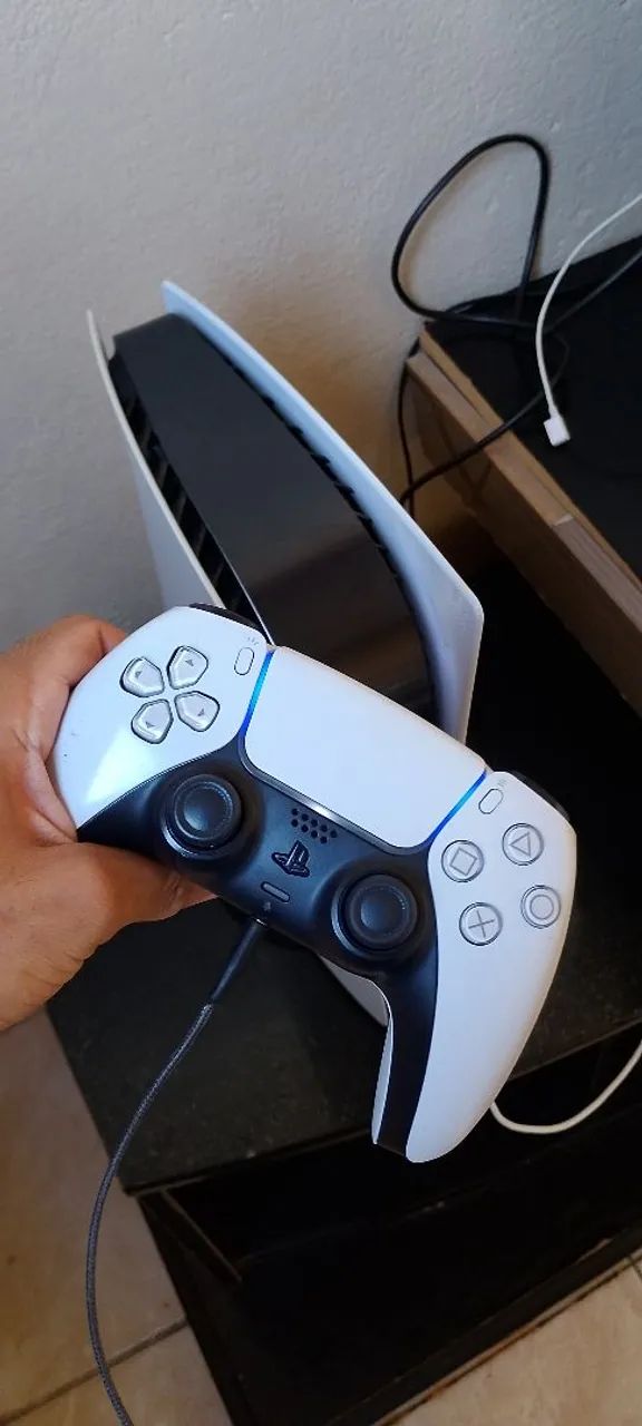 PS5 com dois controles 