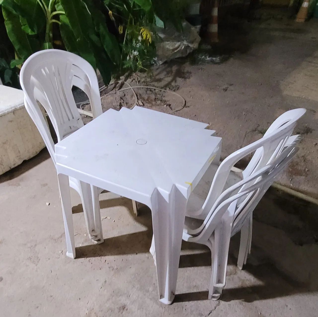Vendo 1 mesa e 6 cadeiras de plástico 
