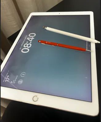  iPad Pro 12.9 polegadas - 2ª geração, com 256 GB de armazenamento, na cor dourada.