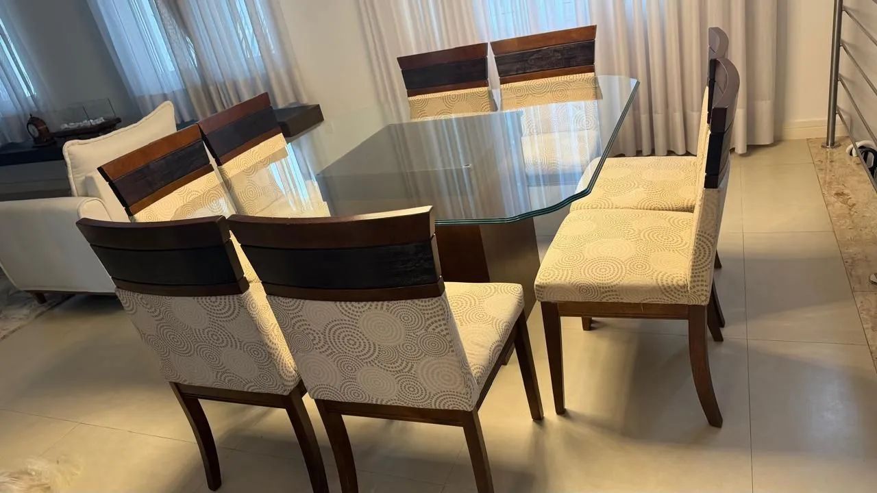 Mesa de jantar com 8 cadeiras, tampo de vidro, confira!