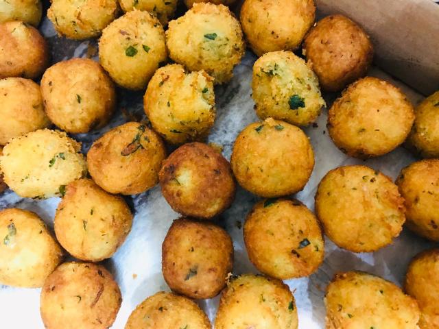 Bolinhos de bacalhau caseiro - Foto 3
