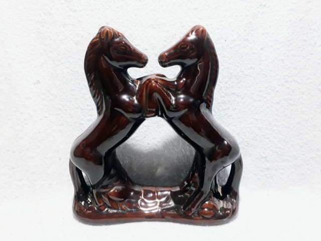 Antiga estatueta de cerâmica vitrificada 