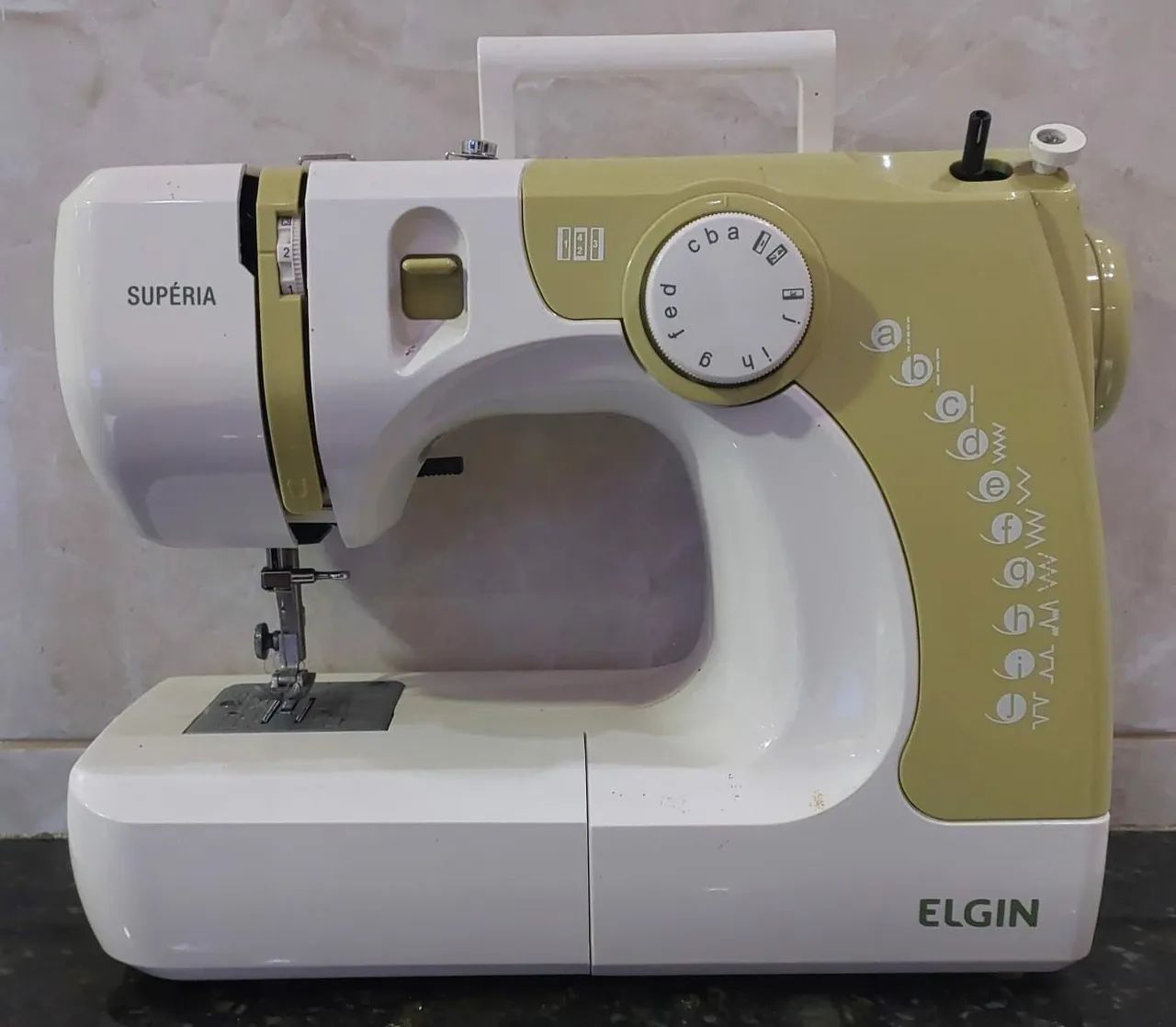 Máquina de Costurar Elgin Superia