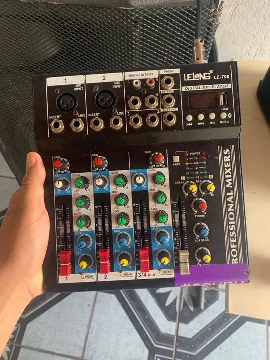 Mesa de Som 4 Canais Profissional - Ótimo estado!