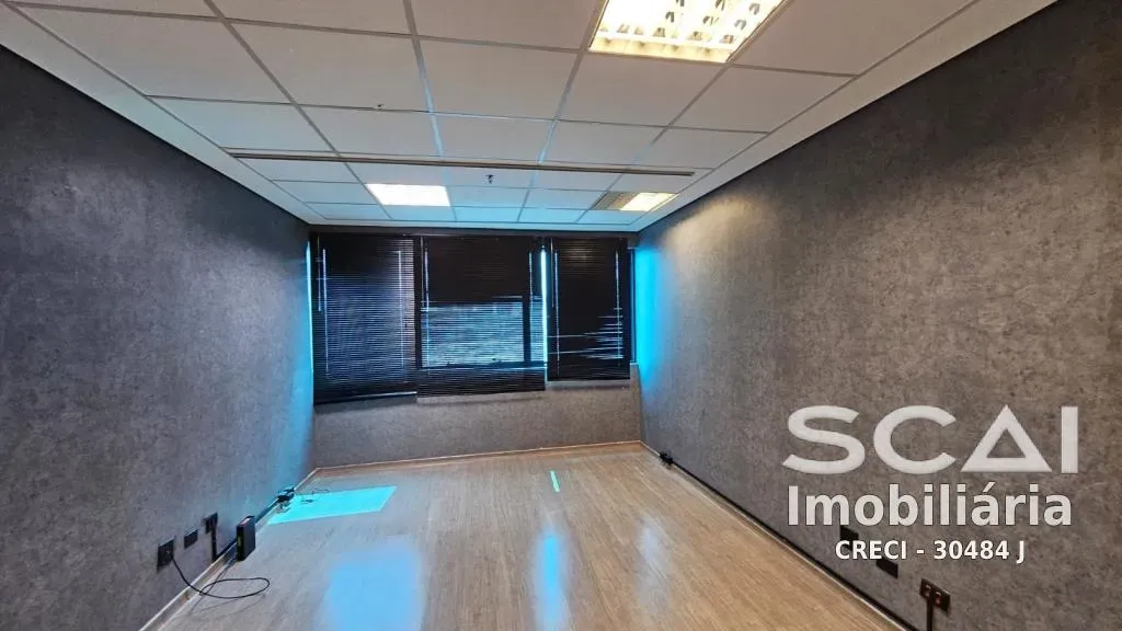Sala comercial de 25m² disponível para locação no Condomínio Rodovia Regis Bittencourt