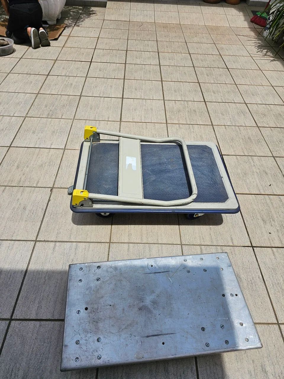 Carrinho de mão dobrável em ótimo estado