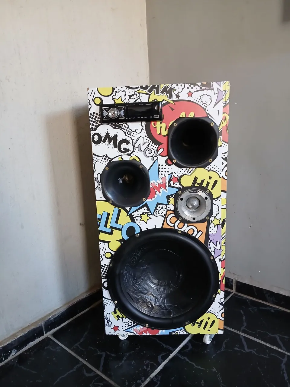 Caixa de Som Personalizada com Design Pop Art