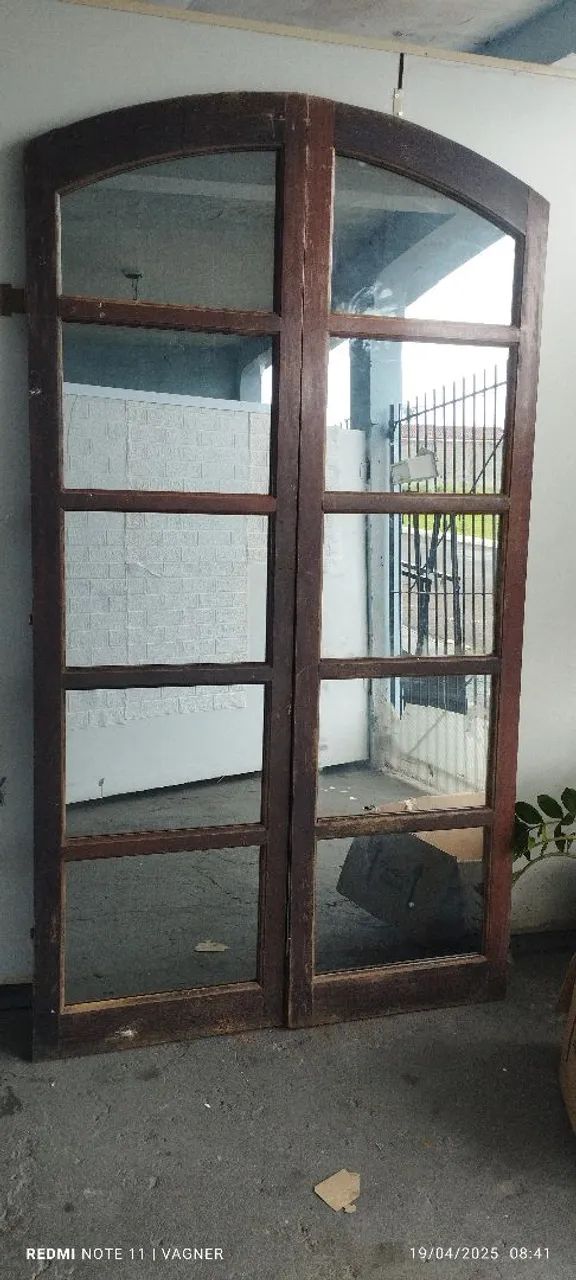 Vende se 2portas dessa e 2janelas de madeira  - Foto 2