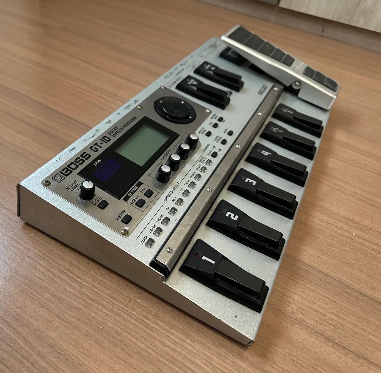 Boss GT-10 - Pedaleira de Guitarra Multi-Efeitos Profissional