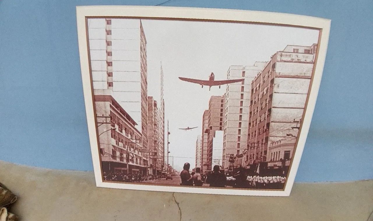 Quadro Decorativo Vintage: Aviões e Cidade