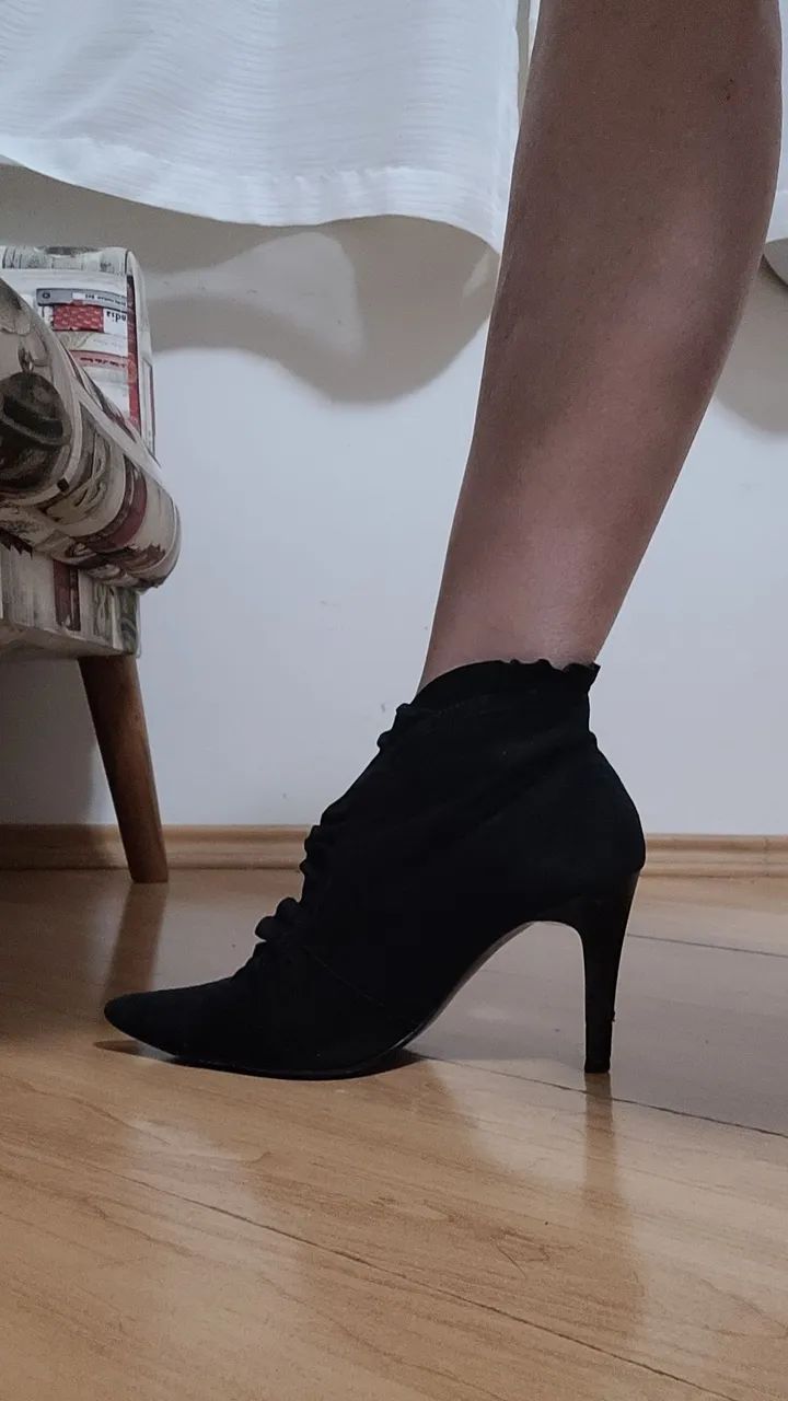 Bota preta de salto alto e cano baixo