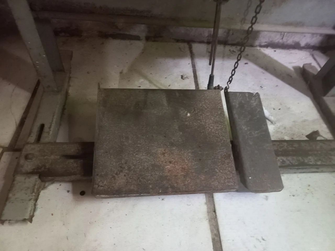 Vendo uma máquina de costura Overloque industrial usada mas funcionando valor 1200  - Foto 4