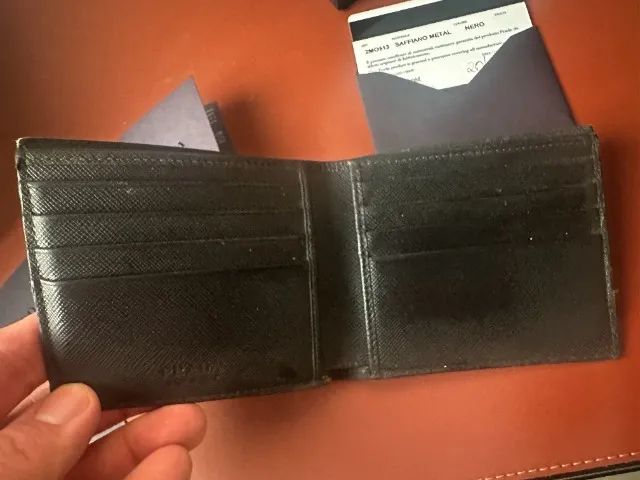 Carteira Prada Saffiano , original com TAG , caixa e sacola prada. - Foto 4