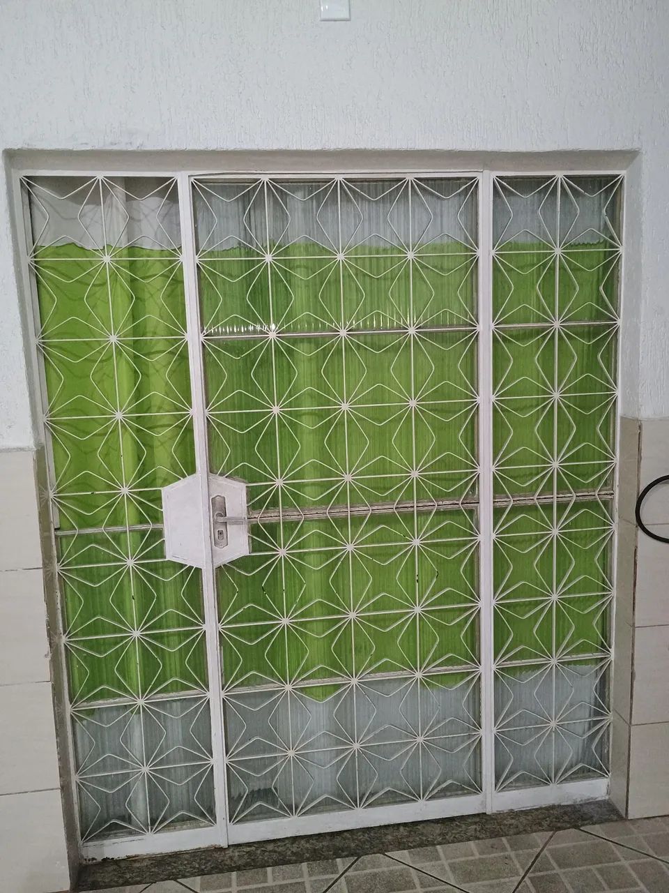 Porta de aço com grade de proteção