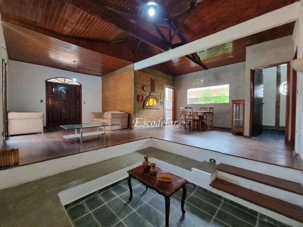 Sobrado com piscina, 4 dormitórios sendo 1 suíte e 4 vagas à venda, 453 m² por R$ 1.350.00