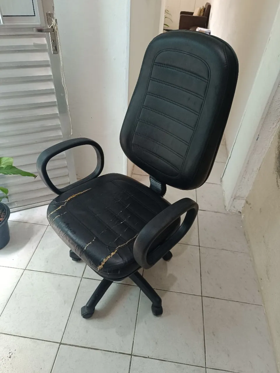 Cadeira de Escritório com Rodas