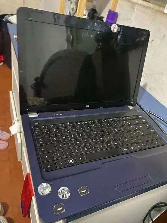 Notebook HP com adesivos - Foto 3