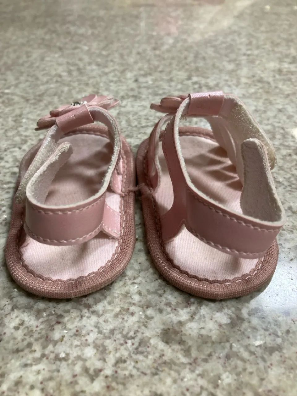 Sandálias de bebê com flor rosa - Foto 4
