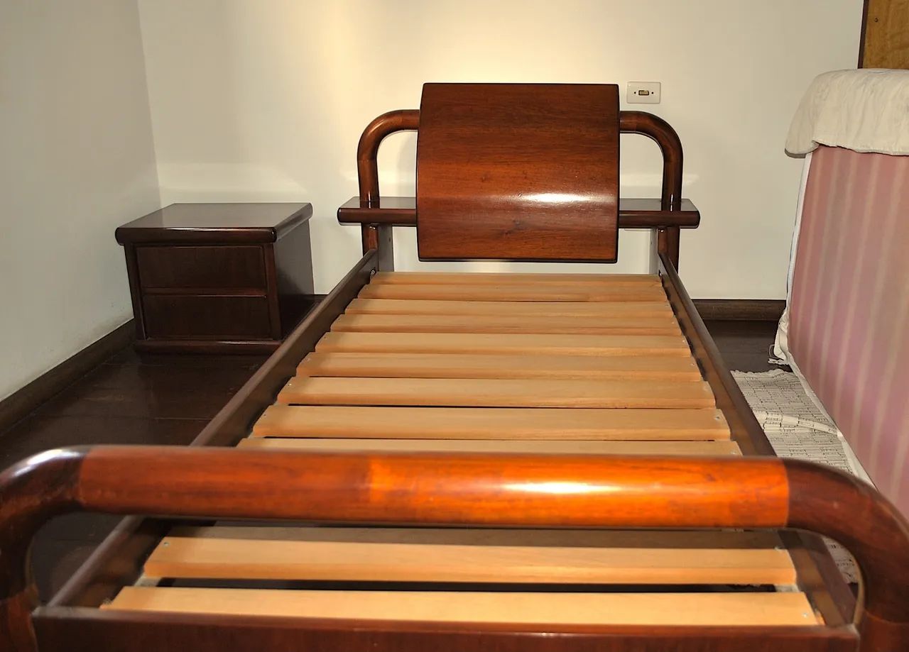 Cama de solteiro e mesa de cabeceira em madeira