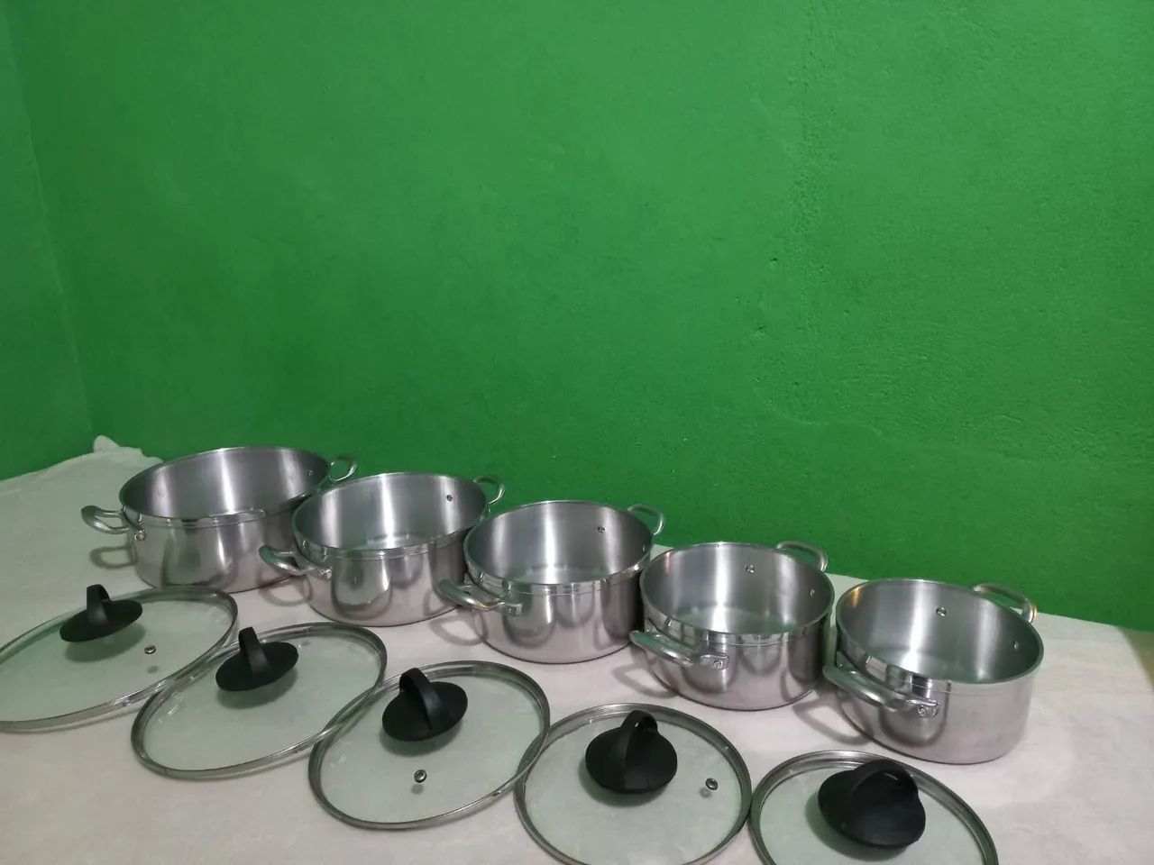 Conjunto de panelas de alumínio com tampas de vidro