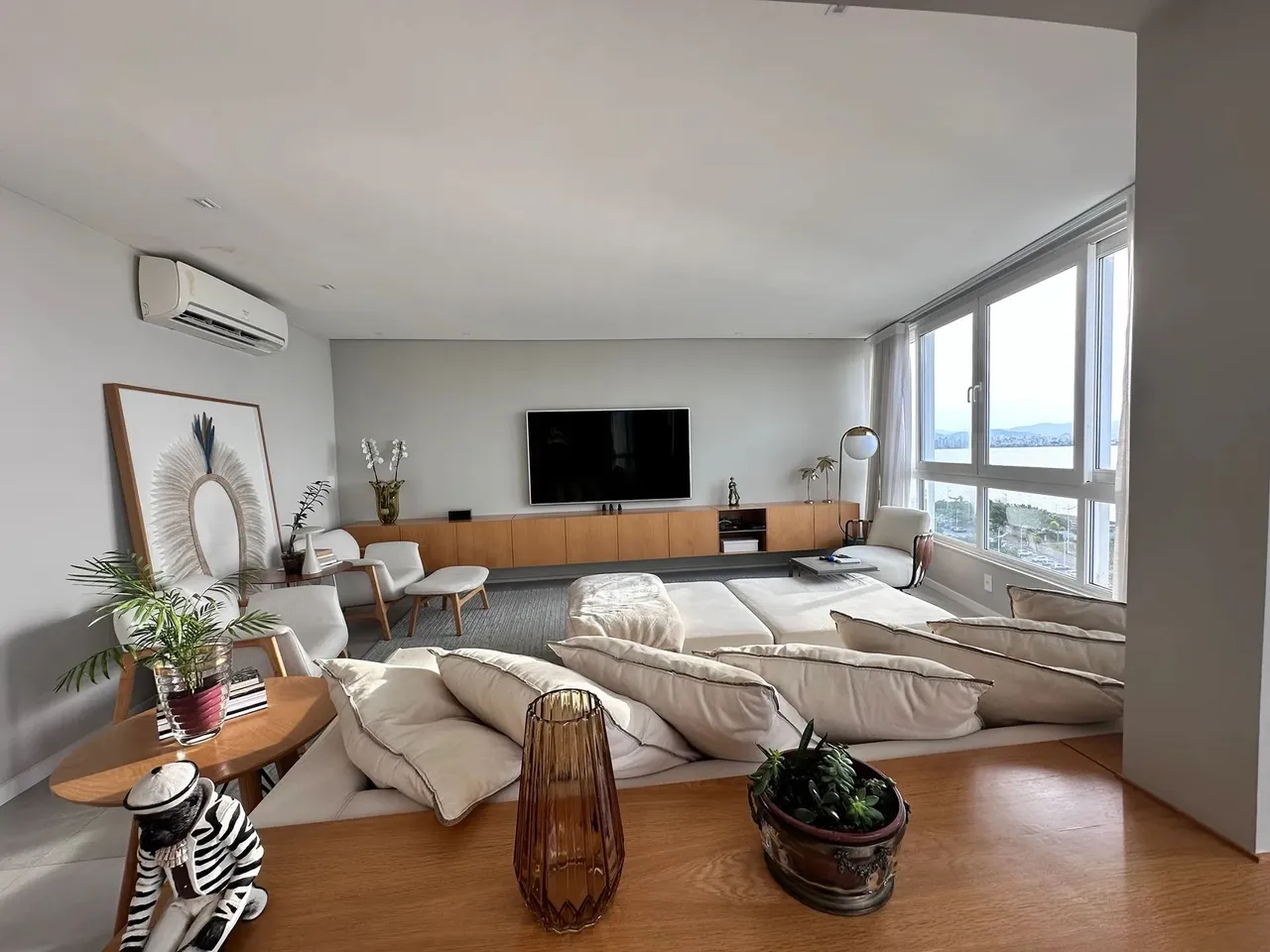 Linda cobertura semi mobiliada com vista para o mar e excelente padrão de acabamento!