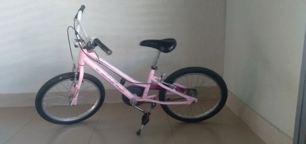Bicicleta Nathor, aro 20, cor de rosa, em bom estado de conservação.