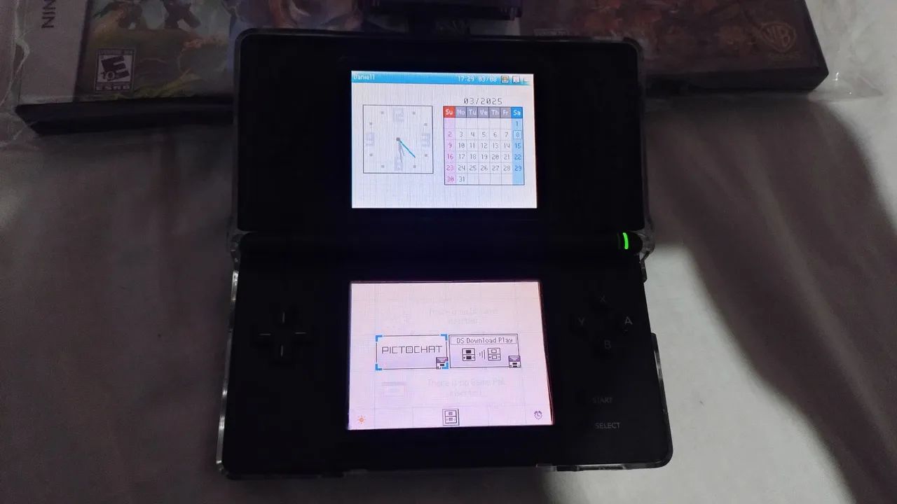 Nintendo DS com dois jogos originais, um flashcard de GBA e cabo USB para carregar. - Foto 3