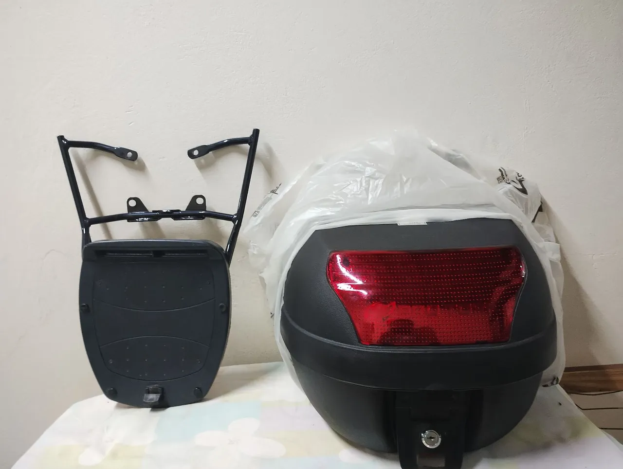 Baú para moto com suporte e acessórios