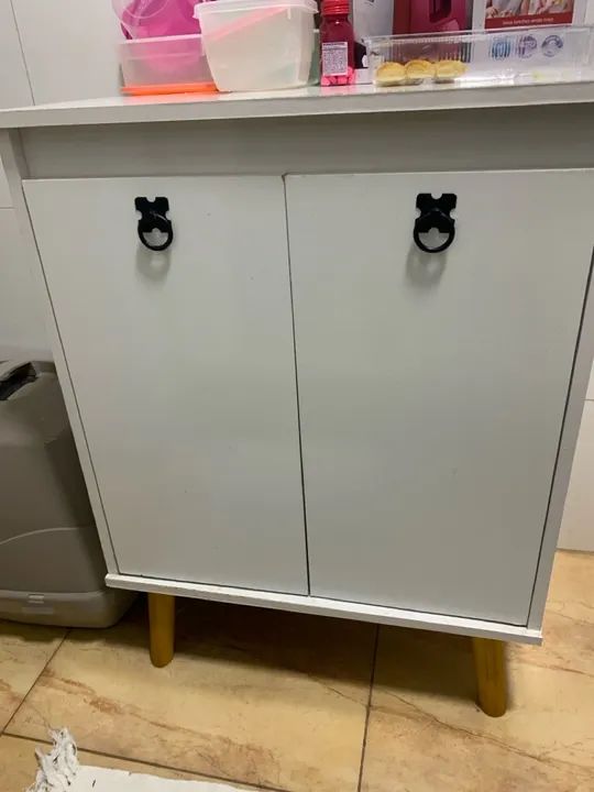 Armário de madeira branco com 2 portas
