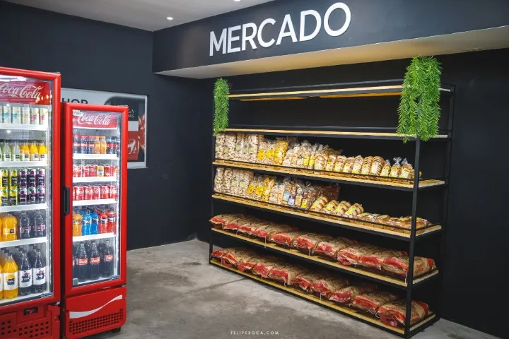 Prateleira em madeira e ferragem