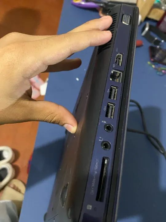 Notebook HP com adesivos - Foto 2