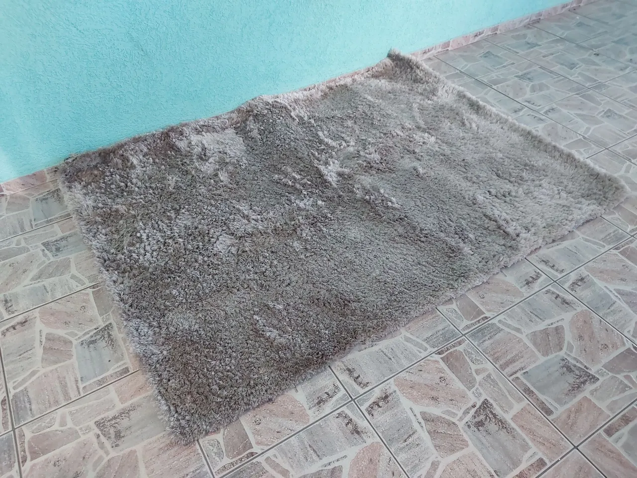 Tapete felpudo grande cinza para sala ou quarto bem conservado