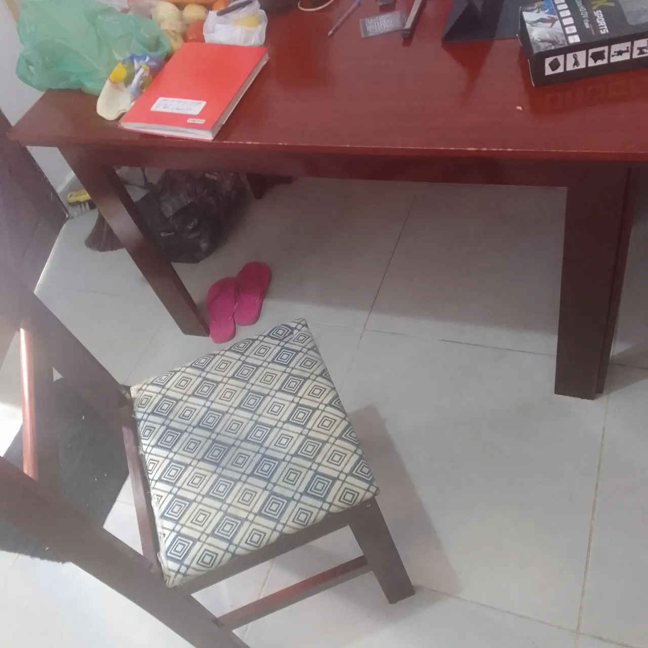 Mesa de sala com 4 cadeiras