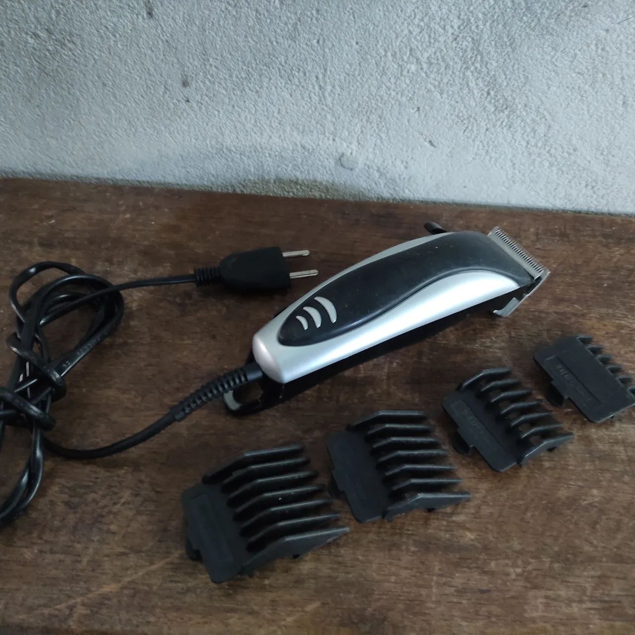 Máquina de cortar cabelo mondial 