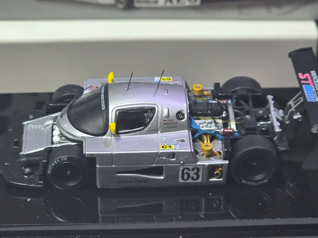 Miniatura 1:64 sauber mercedes c9 abre motor e frente winner