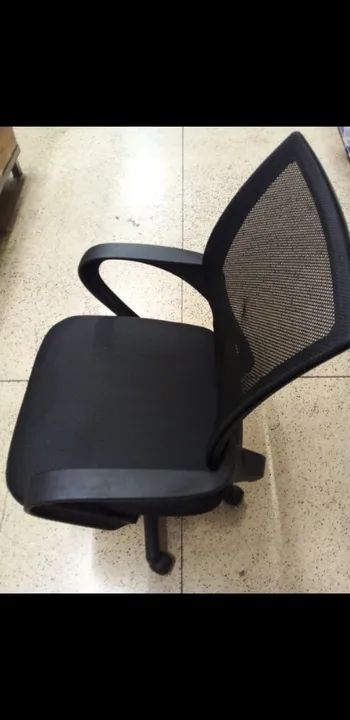 Cadeira de Escritório Giratória com Rodinhas - Preta - Foto 4