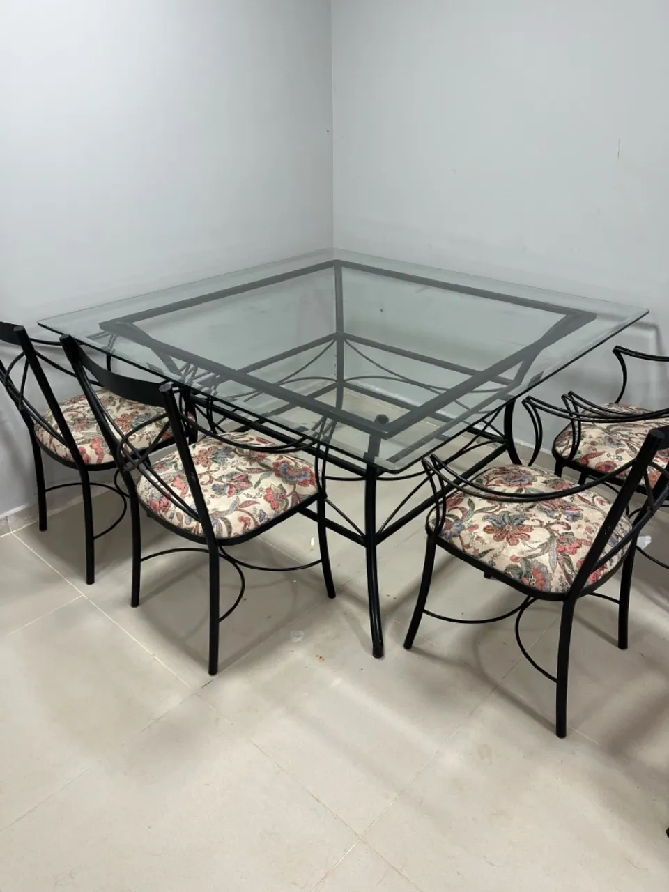 Mesa de Jantar em Vidro e Ferro Fundido