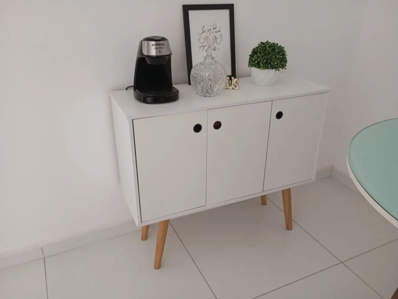 Aparador moderno branco com pés palito