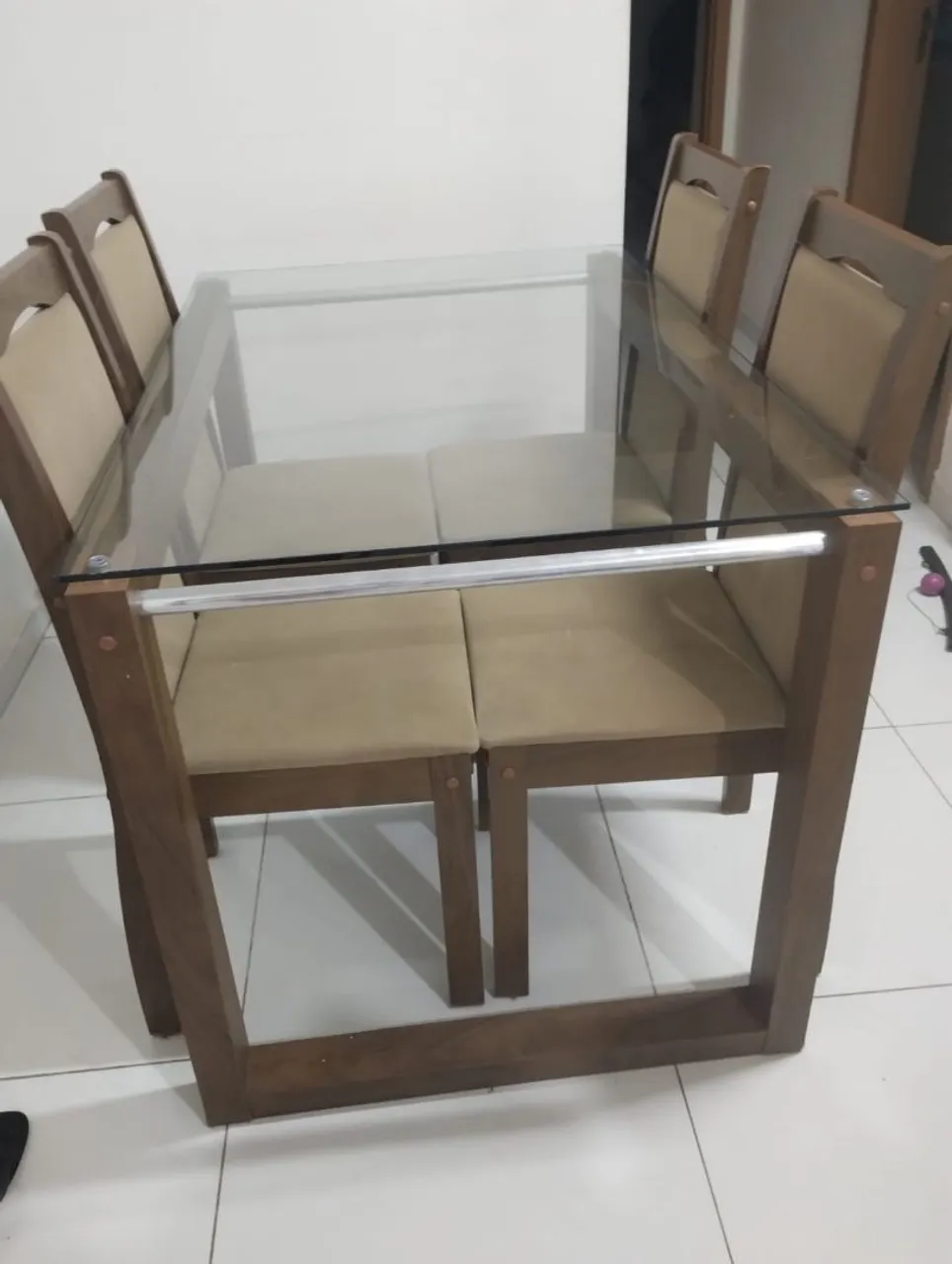Mesa de Jantar com Tampo de Vidro e 4 Cadeiras
