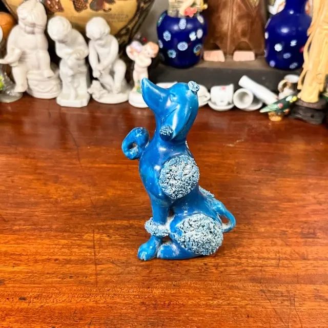 Charmoso bibelô Poodle em porcelana.