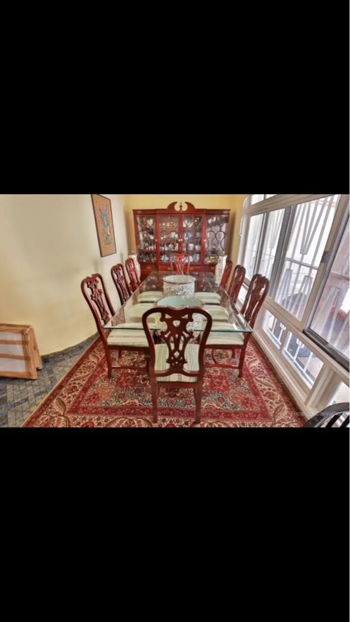 Sala de Jantar clássica + Cristaleira + mesa + o cadeiras + tapete