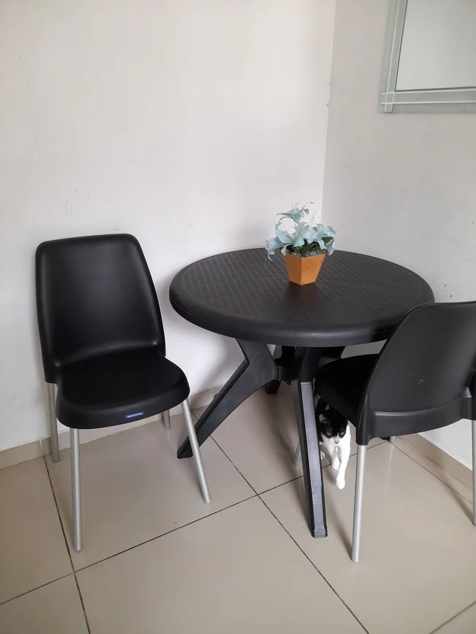 Round table with two durable plastic chairs64291059991298121