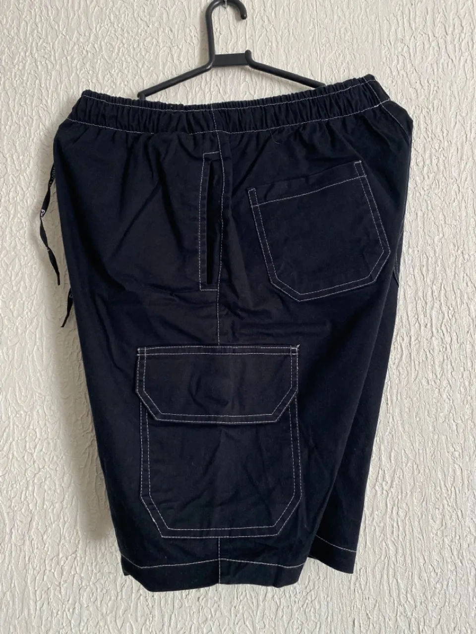 Bermuda Cargo Preto com Detalhes Brancos