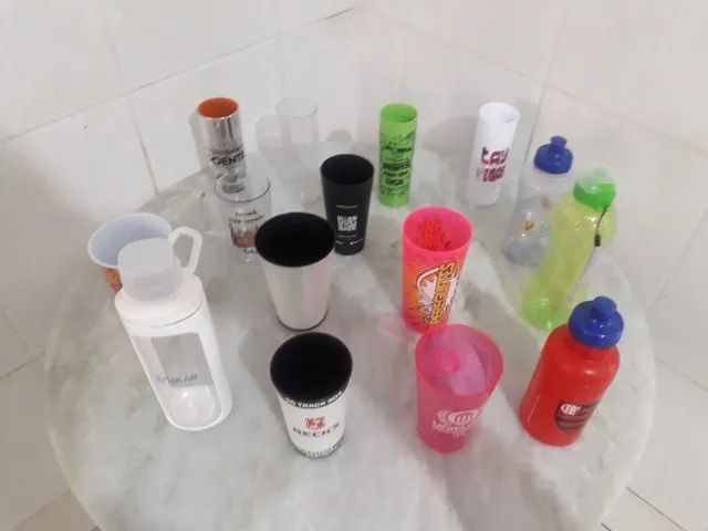 Copos e garrafas plasticas