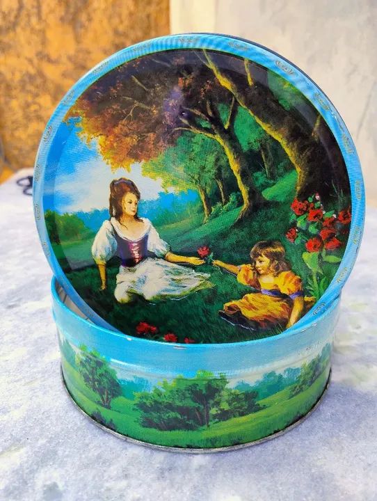 Caixa de metal vintage com ilustração de duas meninas - Foto 5