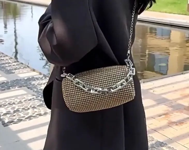 Bolsa Retrô de Noite Dourada com Strass, Alça de Corrente Multi-Via com Zíper. - Foto 2