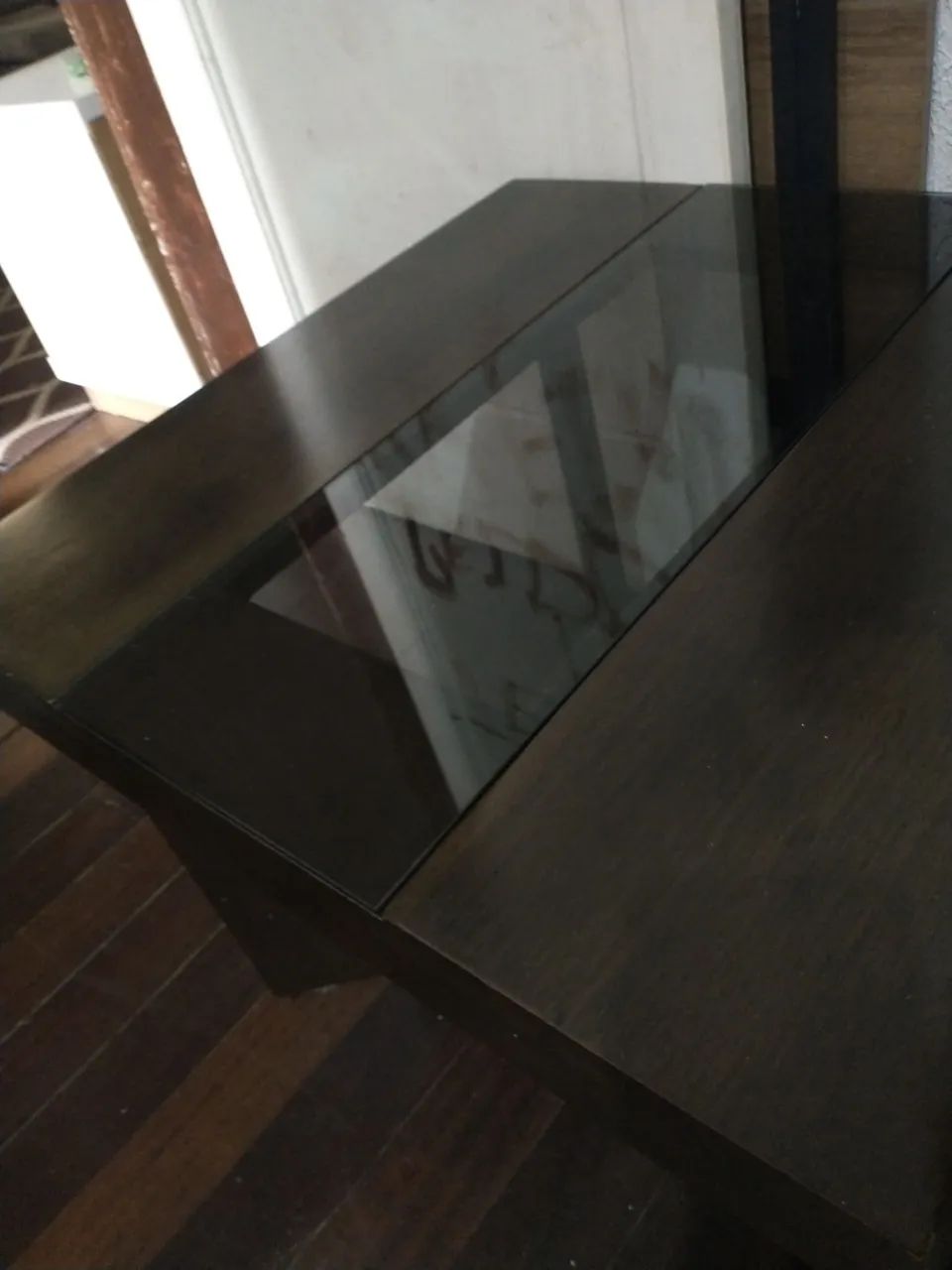 Mesa de centro em madeira com tampo de vidro