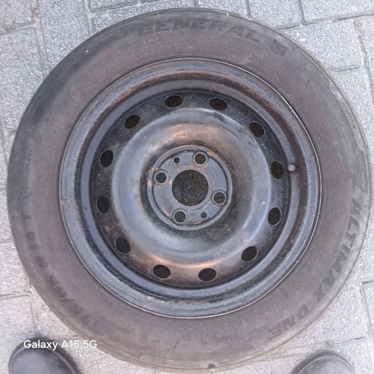 Vendo pneu com aro 14/ 175 para utilizar como socorro.
