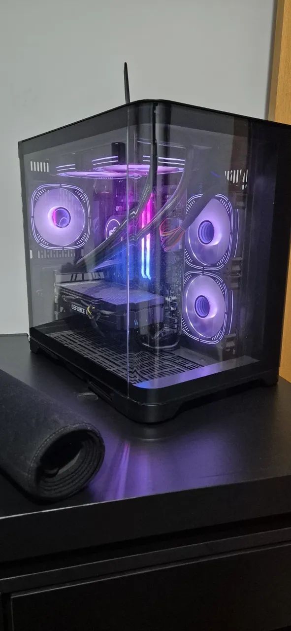 Gaming computer with two monitors64317908661505120