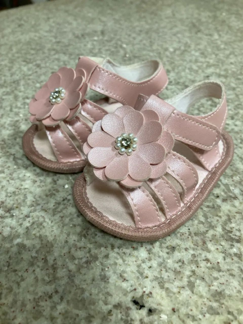 Sandálias de bebê com flor rosa - Foto 2